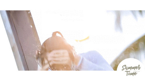 看看在夏日海边冲浪的黄明昊 我们弟弟简直帅气满分呀!