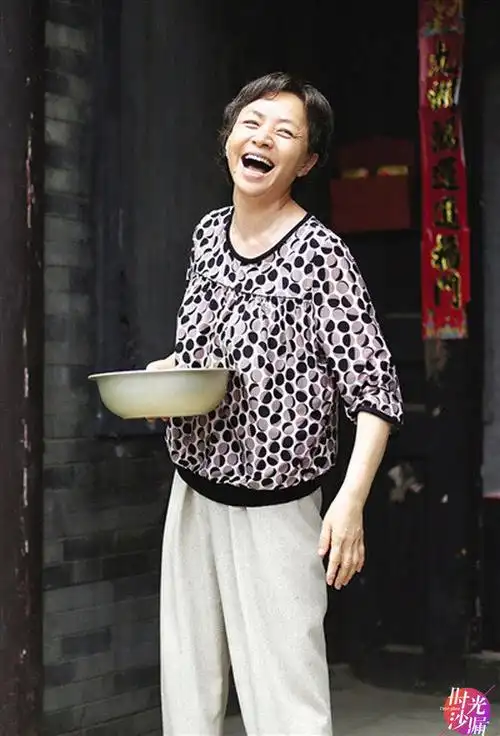 德云社20年庆典:宋丹丹秀黑丝美腿 冯小刚携女儿现身