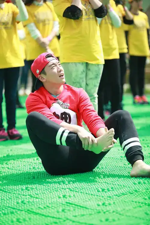 跑男2郑恺首次迎战指压板坐地不起猛撒娇