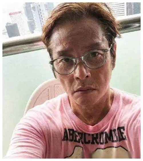 谭咏麟沧桑凹陷脸庞小老头风格近照曝光