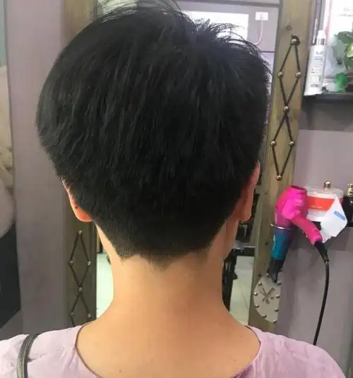 女生剃后脖短发图片大气清新减龄