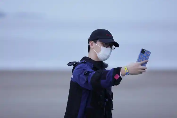 许魏洲《让生活好看》独自海边旅行 模仿giao哥反差萌__凤凰网