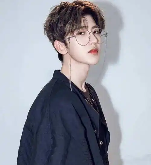 22岁男星近照曝光,网友:挂在脖子上的小别墅_蔡徐坤_品牌_微博