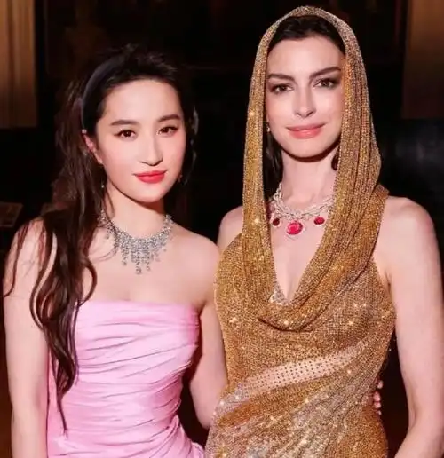 还以为刘亦菲被排挤,翻到另一张合照才发现是天仙不小心艳压了!_腾讯