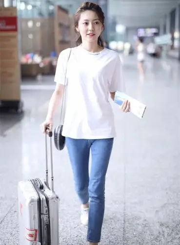 黄梦莹现身机场白t配牛仔裤似少女网友看起来像18岁