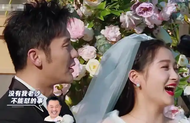 关晓彤被李晨单膝求婚我却注意她的动作这是对前辈的尊重