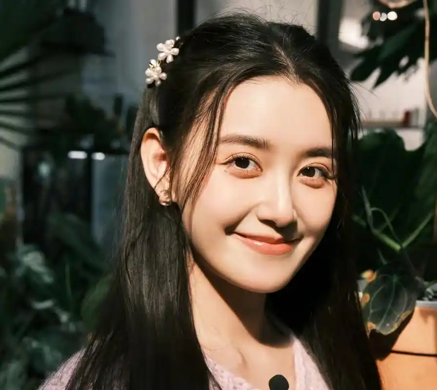 蒋依依最新的毕业写真来咯95  果然小孩子传达出来的世界和感受是最