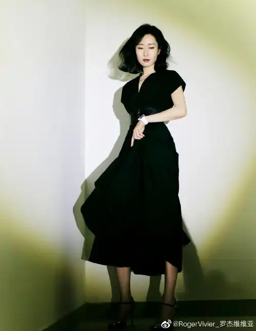 rogervivier2021春夏系列#@刘敏涛搭配rv bouquet 花卉钻扣高跟鞋.