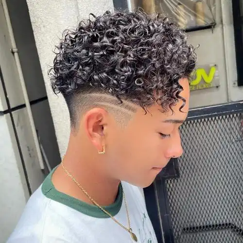 尤其是这种满头小卷卷的造型,一下就让我们帅出自己不一样的风采男士