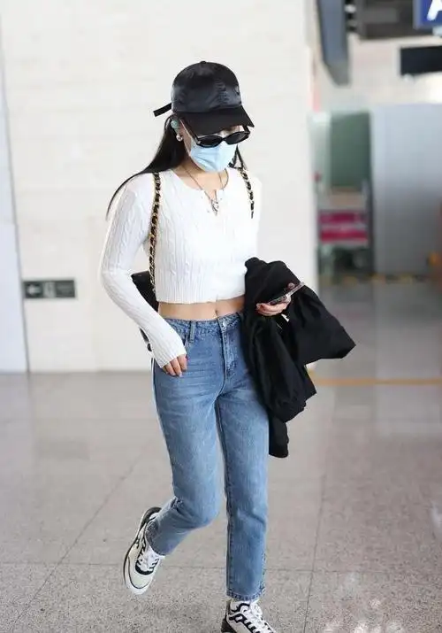 袁娅维穿白色短毛衣搭蓝色牛仔裤秀细腰,清新时尚,活力满满