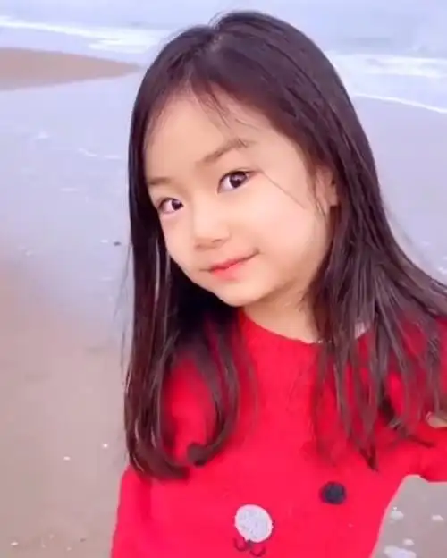 戚薇分享女儿视频,6岁李乐祺开特效搞怪,这颜值没搞错吧?