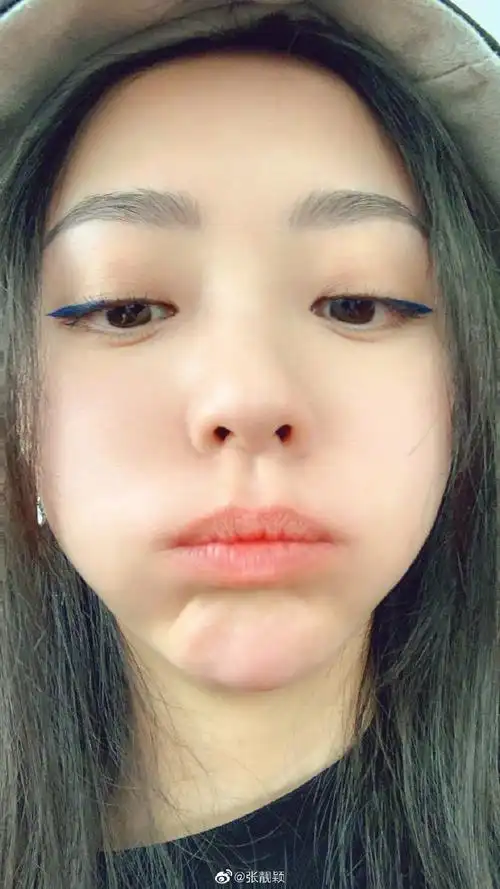 张靓颖晒九宫格自拍福利 皮肤光滑白皙蓝色眼线吸睛