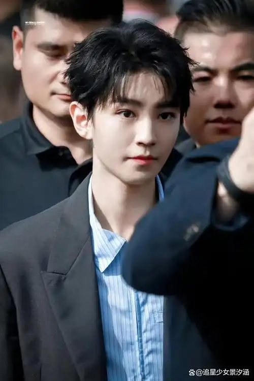 9月27日,王俊凯受邀参加迪奥大秀,各种神图直出,让我们一起来看看吧!