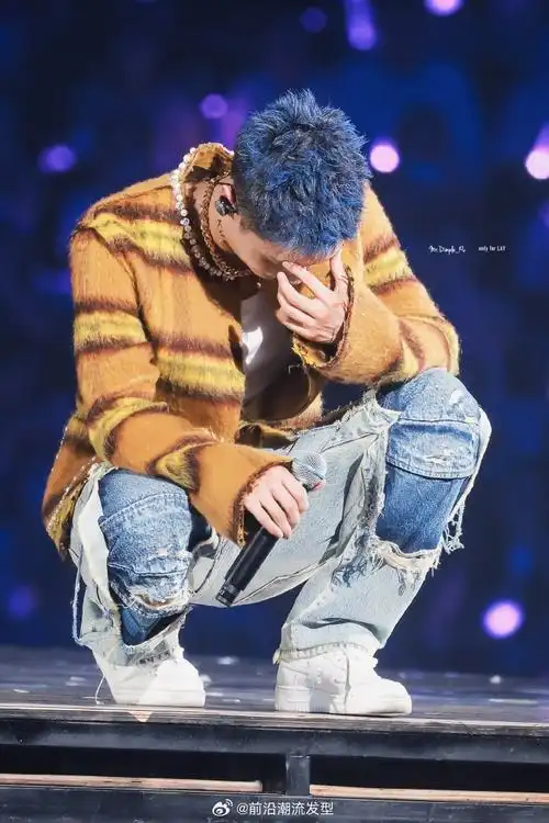 张艺兴  网友热评:  -- 今天短发老公啊啊啊啊啊  -- 妈呀怎么这发型