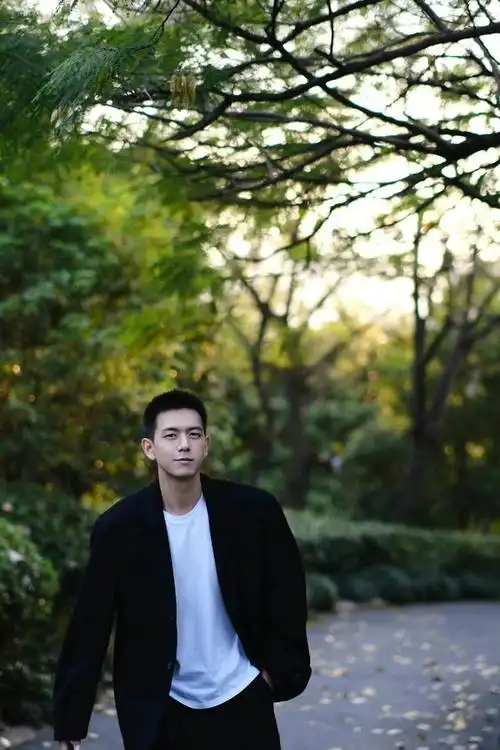 现在的李现通过自身努力在娱乐圈中的人气越来越高了,他不仅长得帅气
