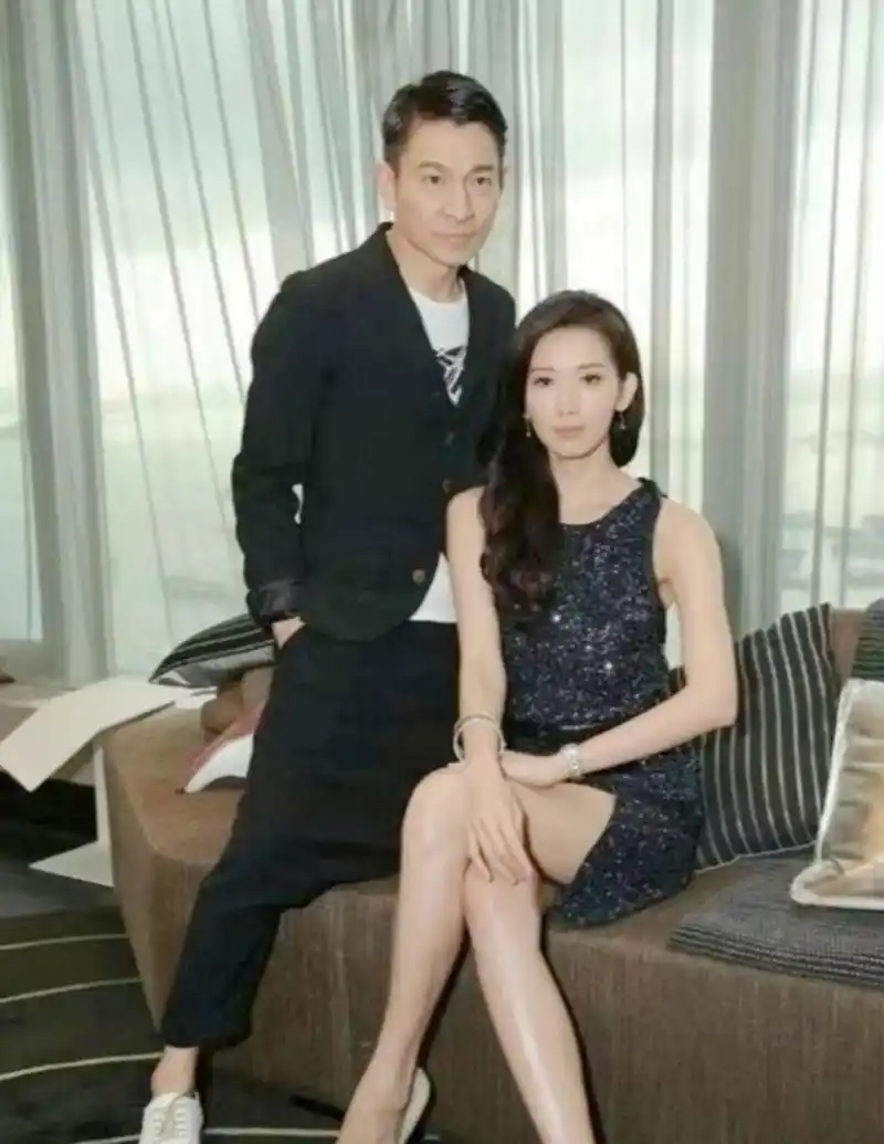 61岁的华仔与林志玲合影,不羡慕美女.
