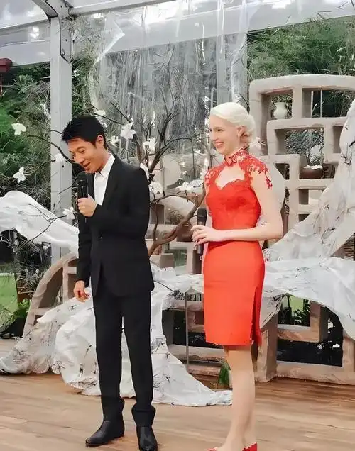 撒贝宁一家四口回武汉过年龙凤胎长相引热议李白身高显眼