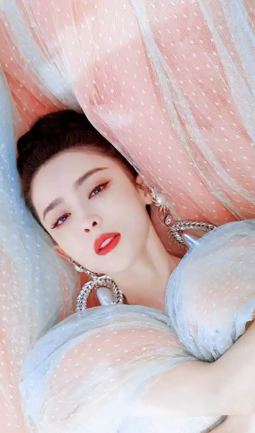 古力娜扎薄纱怼脸直拍性感写真_长发_包包_披肩