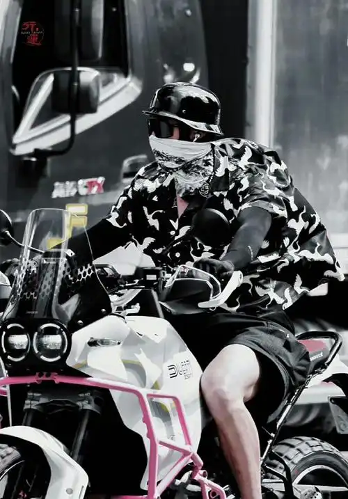 黄景瑜骑机车 港片大佬