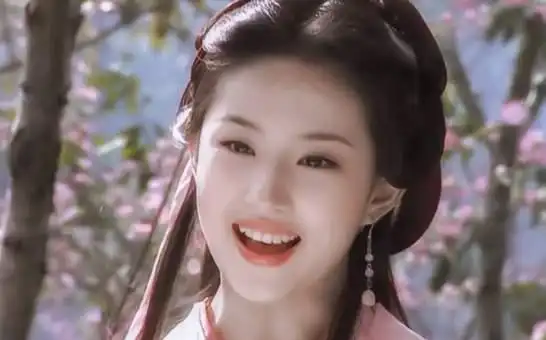 2003年,15岁的刘亦菲出演了《金粉世家》中的白秀珠,清秀的面容加上