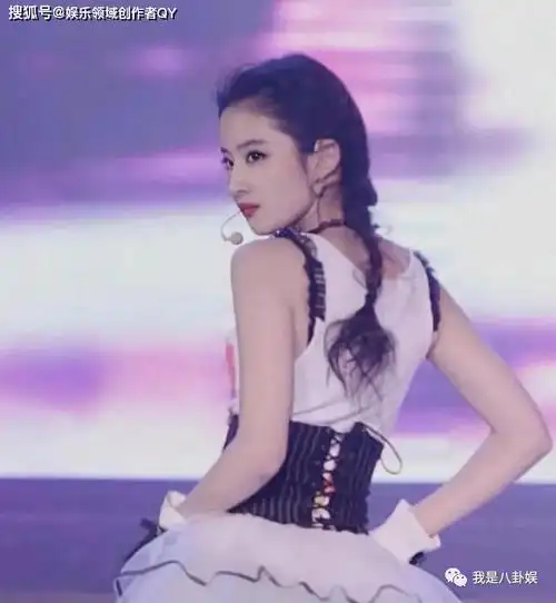 刘亦菲当年在国外有多狂野,看看她18岁的热舞照你就知道了!