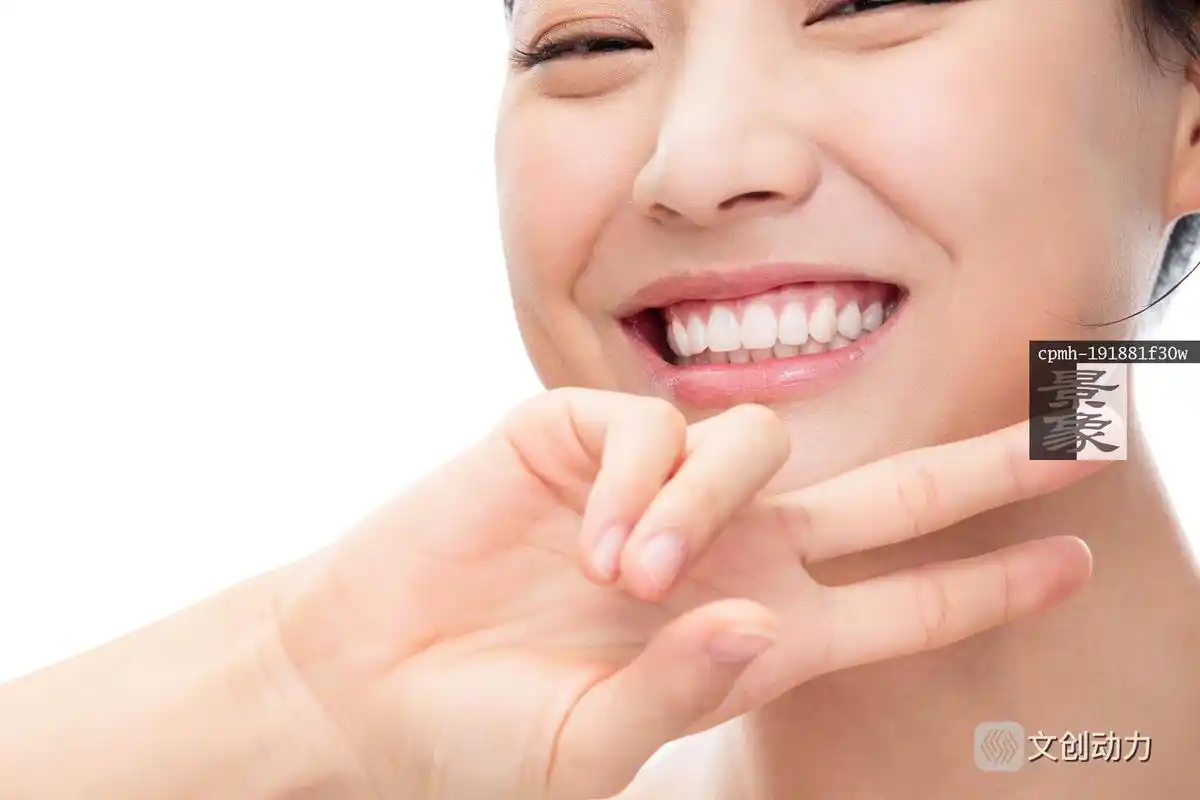 做"耶"手势的青年女人