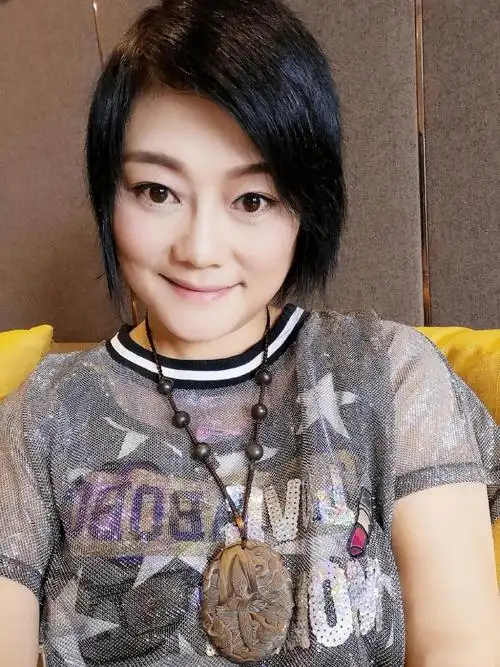 她17岁婚姻遇第三者, 27岁再婚老公诈骗入狱, 今女儿穿上了婚纱照