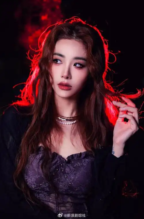 今日份演出舞台造型释出~黑色外套 紫色薄纱吊带,神秘慵懒,好a的喻言!