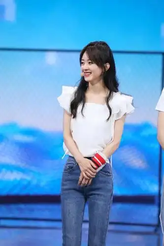 赵丽颖白t恤搭配牛仔裤,玩出"新花样",甜美可爱又有气质!