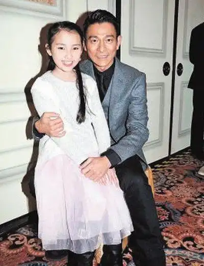 明星天王刘德华女儿生日照像妈妈吗