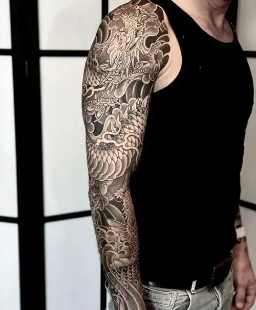 花臂传统黑灰风龙图案