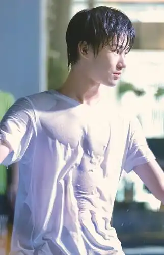 张真源庆祝毕业晒腹肌,人鱼线锦上添花,才18岁身材好到服气