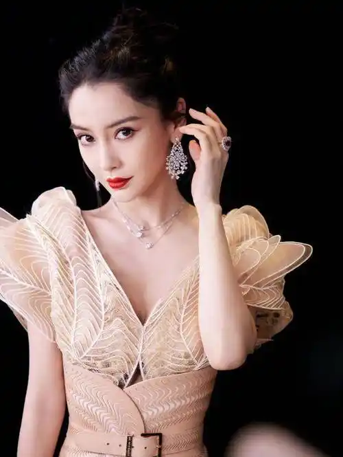 angelababy高定礼服造型太美完全把秀场上的水果娜比下去了