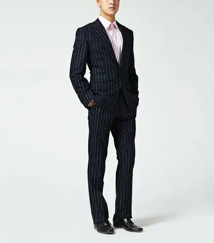 侧面整体简洁利索,袖口处缝制了经典4排扣和贴合手腕的袖口裁剪突出