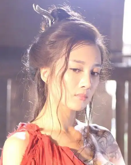 演员李依晓:从古装第一美人,到被狗咬毁容,如今靠演坏女人翻红