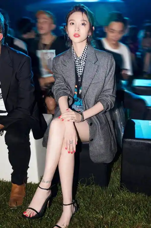 唐艺昕的高跟鞋美图_美女_明星_黑色