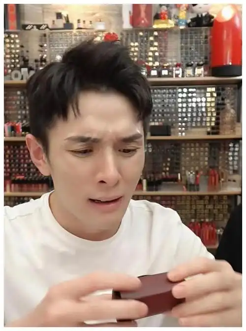 李佳琦如何回应抽烟几句话体现人品终于知道他和薇娅的区别