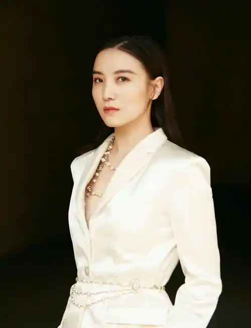 "气质女神""行走的衣架"- 宋佳_客官_萧红_生活