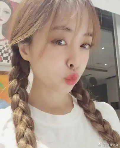 40岁蔡依林无惧素颜怼脸拍皮肤白皙嫩如婴儿丸子头超减龄