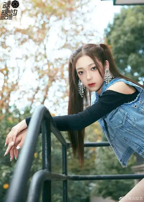 当硬糖少女303希林娜依高双马尾造型遇上经典蓝色牛仔风