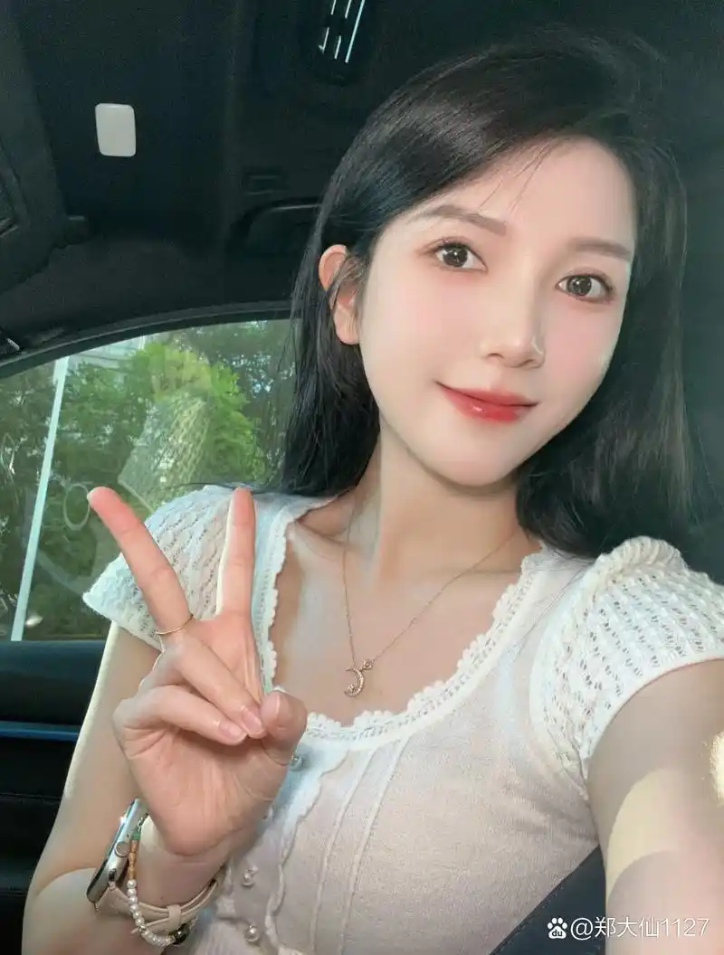 手势传递情无限,笑语盈盈似春天.