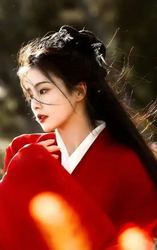 白鹿古装造型运太好!红衣造型惊艳到了,网友:仙女下凡白梦妍!