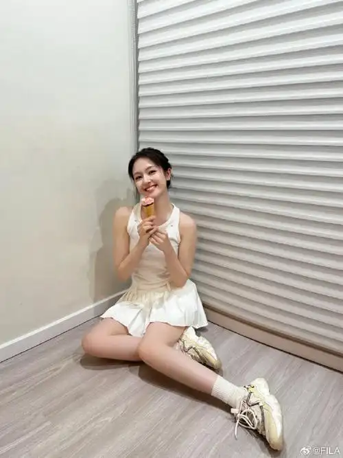 美高学姐c位轻松拿捏    99抢先「甜」上脚,get李兰迪超话同款,解