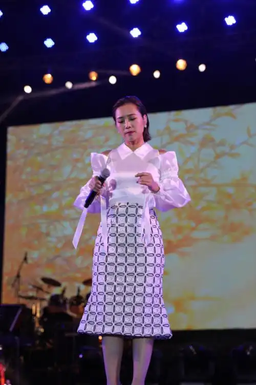 回顾歌手云朵本是餐厅服务员18岁后拜师刀郎与师傅情同父女