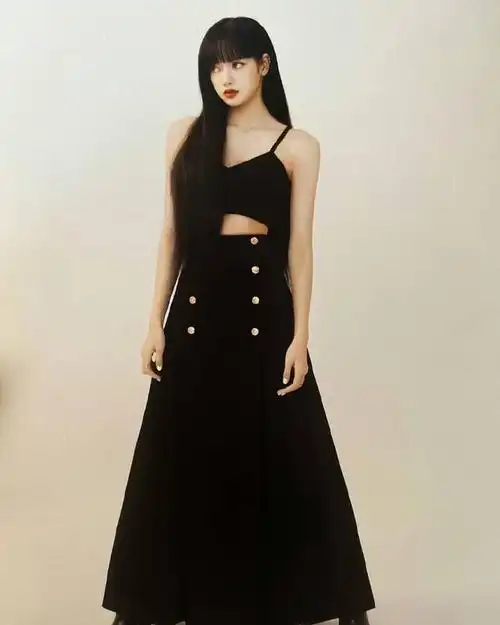 lisa最新写真公开,身着性感侧开法式长裙,凸显女人魅力气质