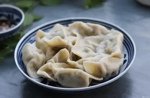 饺子馅里放上它,开锅就能闻到香,一顿吃20个不在话下_芹菜