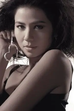 组图:钟楚红黑白写真女人味十足 大秀魅惑眼神