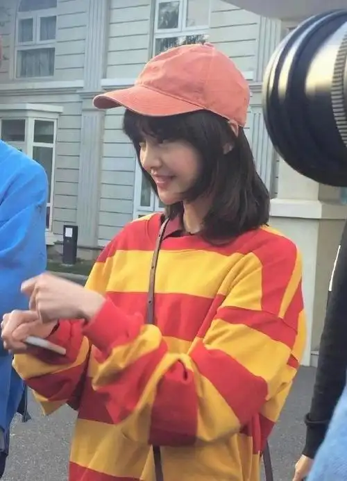 郑爽素颜出镜不修边幅发型已经放飞自我皮肤却水嫩嫩