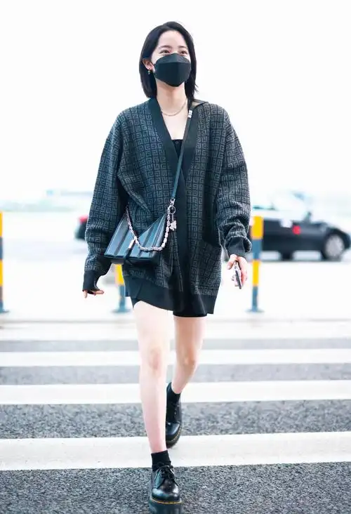 欧阳娜娜机场大咖秀毛衣开衫搭配紧身短裤齐眉短发很养眼