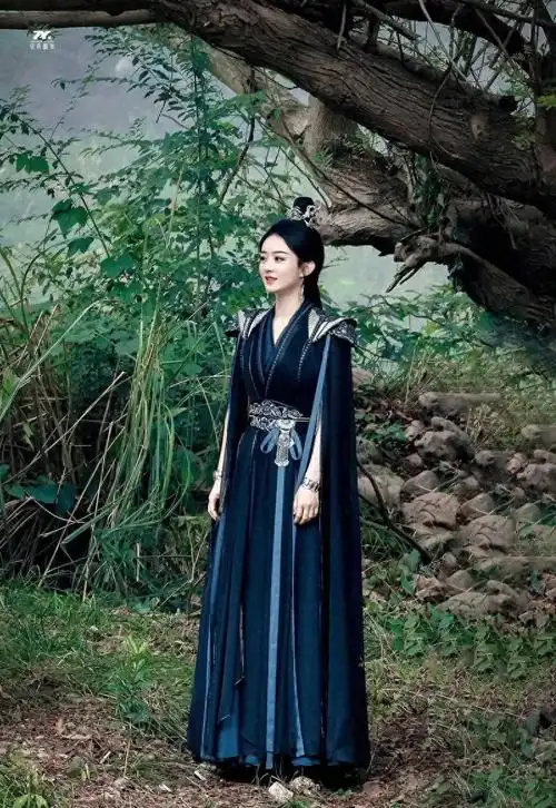 赵丽颖新剧《与凤行》照,片场做出仙法手势,英气飒爽满满侠女风